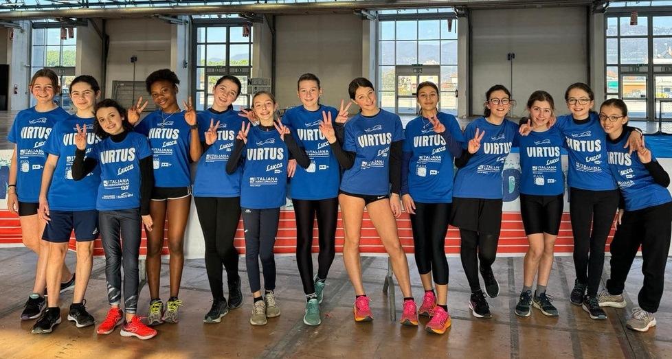 A fianco la squadra delle ragazze