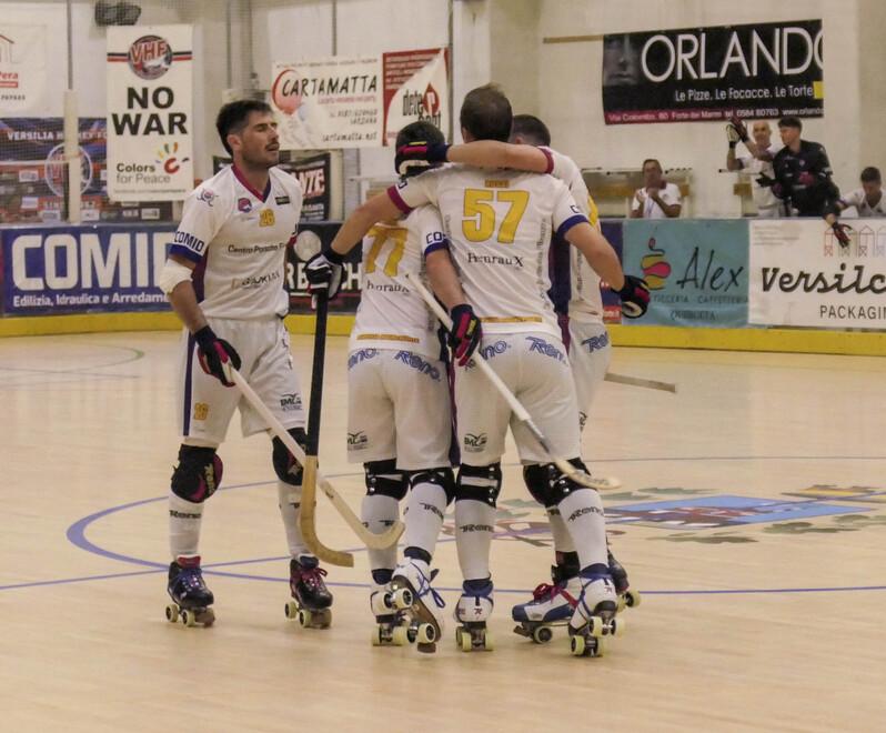 I giocatori del Forte dei Marmi esultano dopo un gol al palazzetto dello sport di Vittoria Apuana (foto Roberto Paglianti)