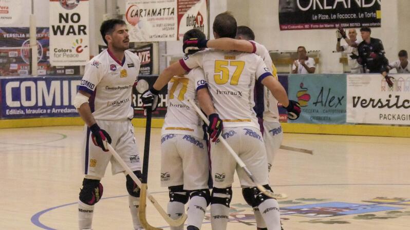 I giocatori del Forte dei Marmi esultano dopo un gol al palazzetto dello sport di Vittoria Apuana (foto Roberto Paglianti)