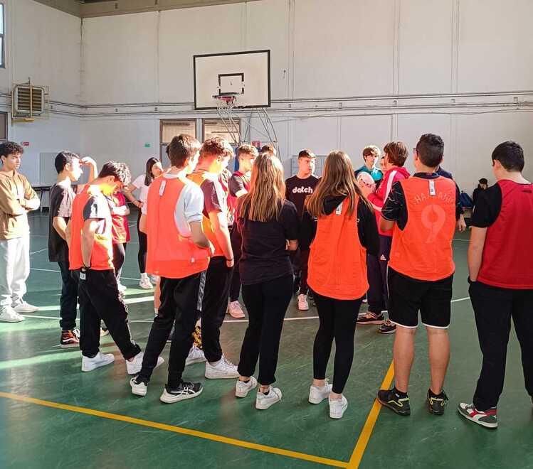 Un momento delle lezioni rugby nelle scuole all’interno dell’iniziativa