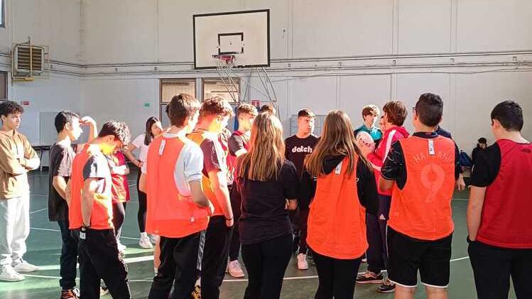 Un momento delle lezioni rugby nelle scuole all’interno dell’iniziativa