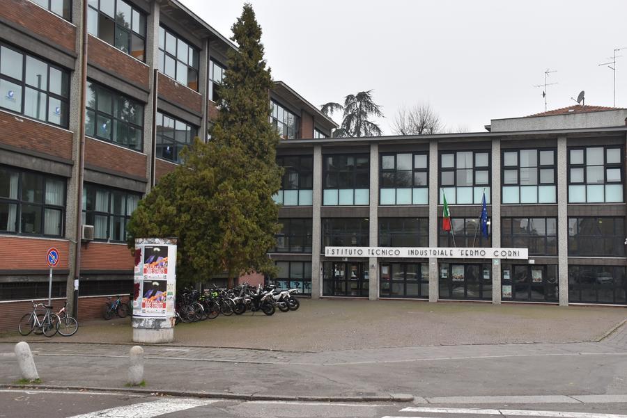 Modena, operai forano una parete di un'aula dell’istituto tecnico Corni durante la lezione