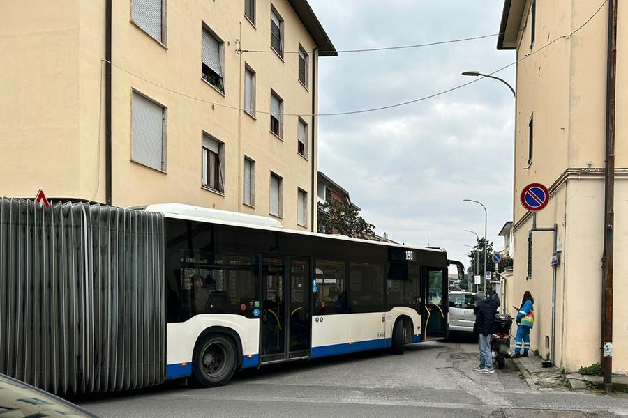 Pisa, parcheggia l’auto in divieto di sosta: dieci bus bloccati, caos e attese fuori dalle scuole