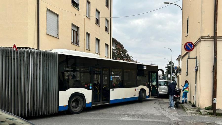 Pisa, parcheggia l’auto in divieto di sosta: dieci bus bloccati, caos e attese fuori dalle scuole