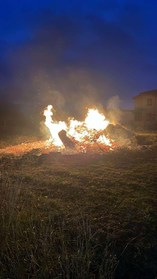 Dolianova, qualcuno brucia la legna pronta per il falò di San Biagio: appello sui social per ricostituire la catasta