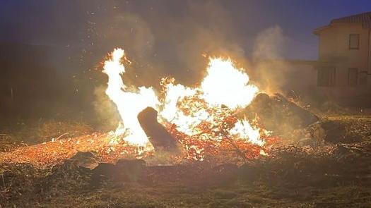 Dolianova, qualcuno brucia la legna pronta per il falò di San Biagio: appello sui social per ricostituire la catasta