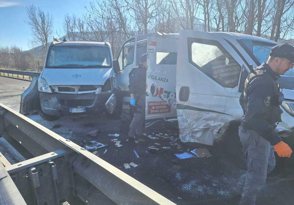 Vita da guardia giurata: «Rischiamo ogni giorno per 1200 euro al mese»