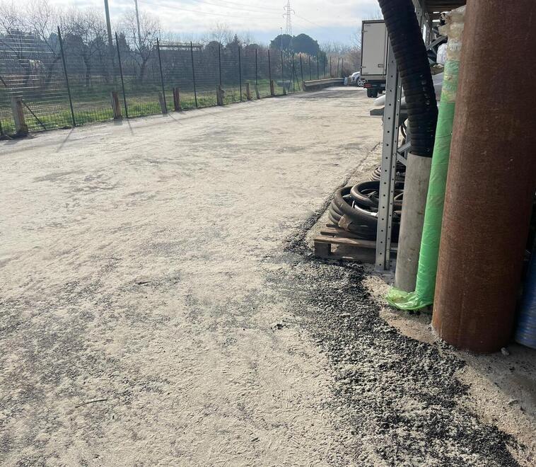 L’asfalto (già rovinato) colato nel cortile della ditta di Stagno
