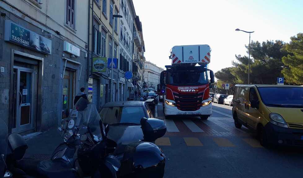 I pompieri sul viale Italia sabato scorso dopo il distacco di alcuni carcinacci