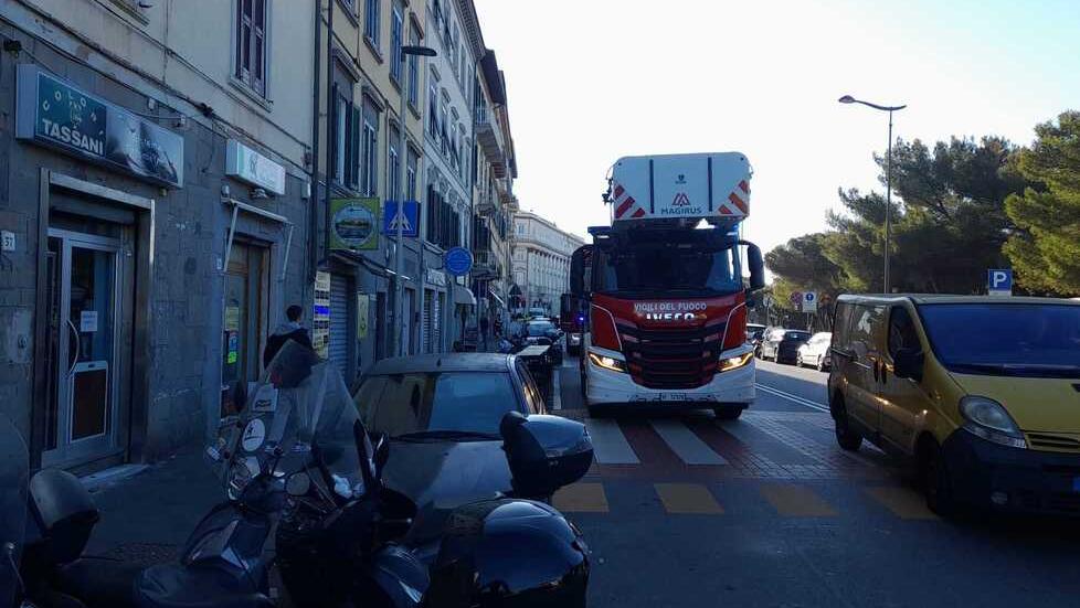 I pompieri sul viale Italia sabato scorso dopo il distacco di alcuni carcinacci