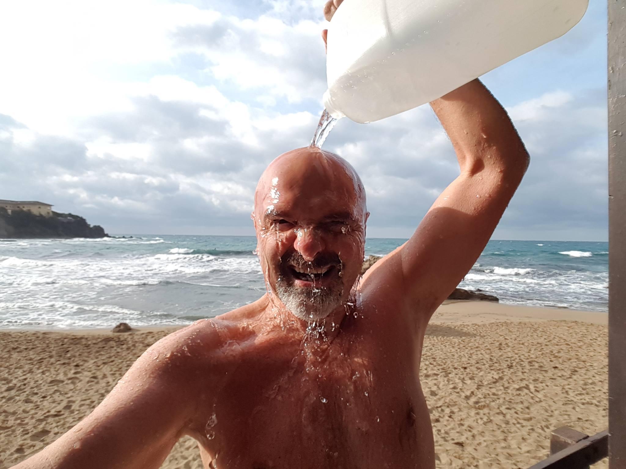 Giovanni Pelosini durante una “doccia” invernale