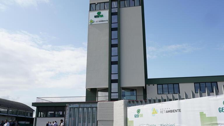 La sede amministrativa di Geofor inaugurata da poco in via Dante Alighieri a Fornacette (foto Silvi)