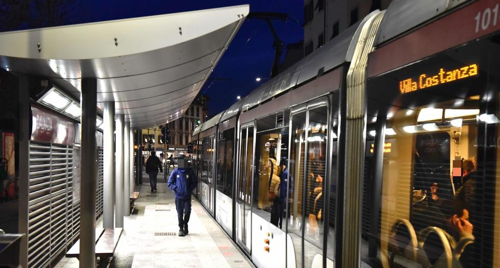 La fermata della tramvia di piazza Dalmazia, dove è stato aggredito e derubato un rider di 35 anni