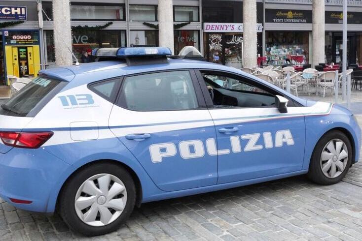 L’anziana rapinata in centro: «L’ho visto avventarsi contro di me»