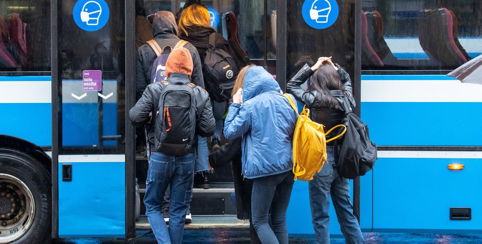 Pistoia, senza bus all’uscita da scuola: la proposta dei genitori ad At