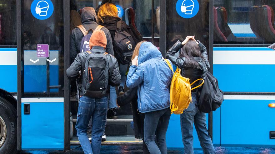 Pistoia, senza bus all’uscita da scuola: la proposta dei genitori ad At