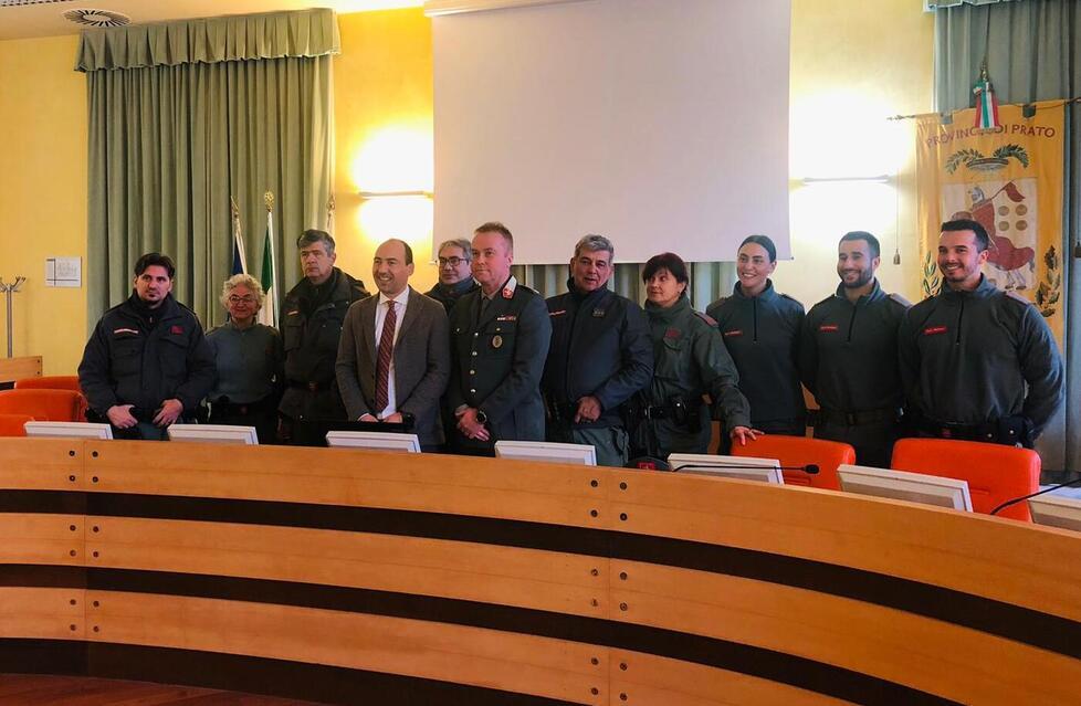 I componenti del corpo della  polizia provinciale con il comandante  Michele  Pellegrini e il presidente della  Provincia Simone Calamai