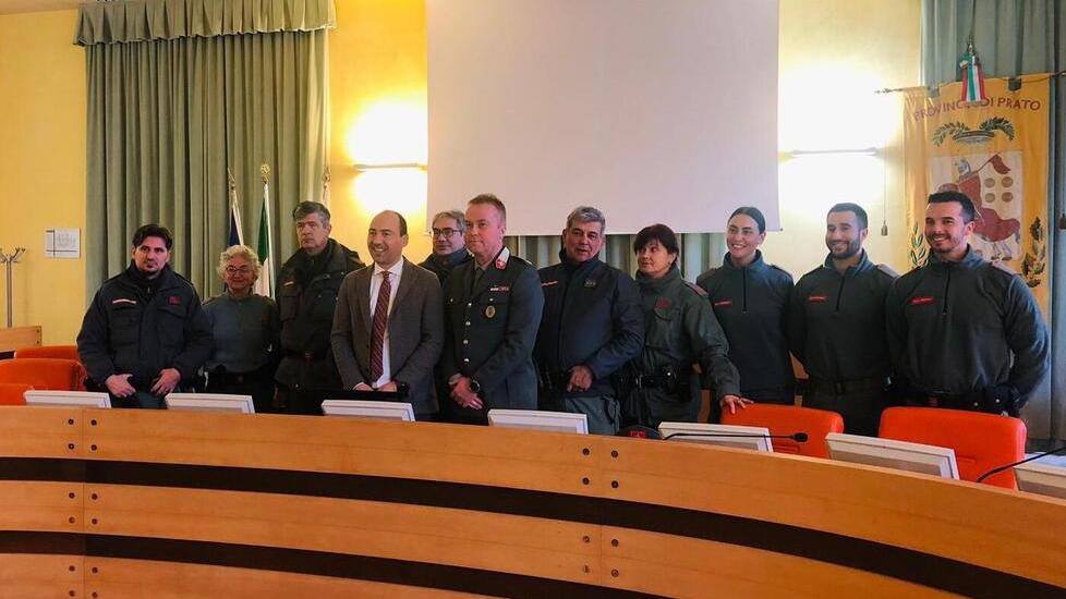 I componenti del corpo della polizia provinciale con il comandante Michele Pellegrini e il presidente della Provincia Simone Calamai
