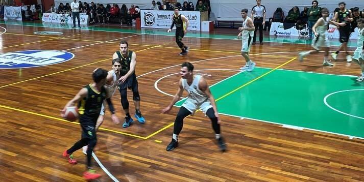 Nella foto un momento della partita tra San Vincenzo e Costone Siena