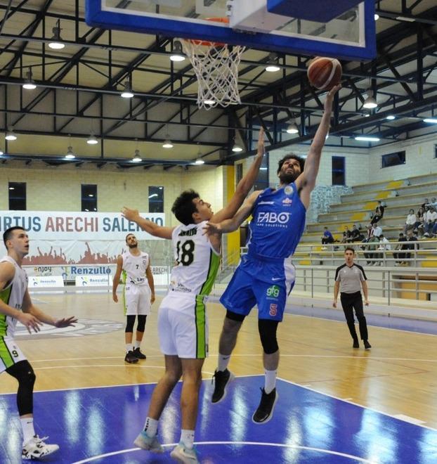 Gianluca Carpanzano a canestro: gli ultimi allenamenti saranno  decisivi per capire se potrà essere schierato contro Cassino