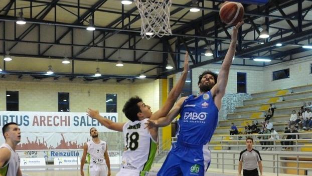 Gianluca Carpanzano a canestro: gli ultimi allenamenti saranno decisivi per capire se potrà essere schierato contro Cassino
