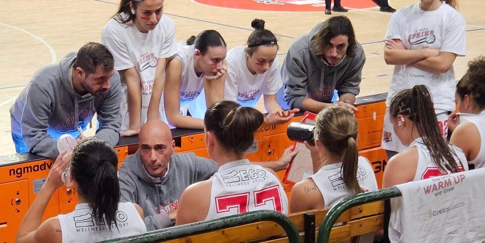 Le ragazze del Green Lucca con il coach Luca Biagi durante un time out
y