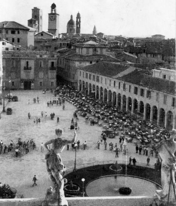 
	Piazza Cavour (oggi piazza Martiri del 7 luglio) a inizio 800

