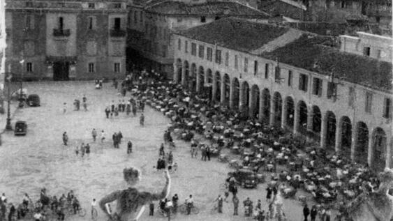
	Piazza Cavour (oggi piazza Martiri del 7 luglio) a inizio 800

