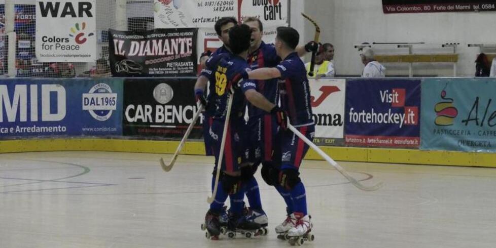 I rossoblù esultano dopo un gol (Foto Roberto Paglianti)