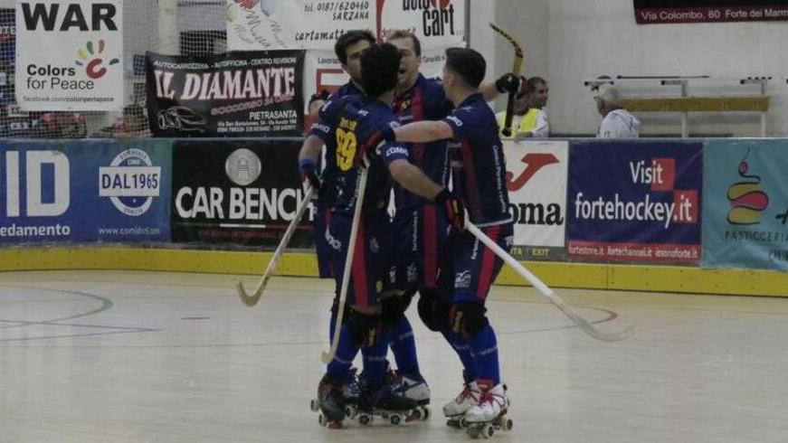 I rossoblù esultano dopo un gol (Foto Roberto Paglianti)