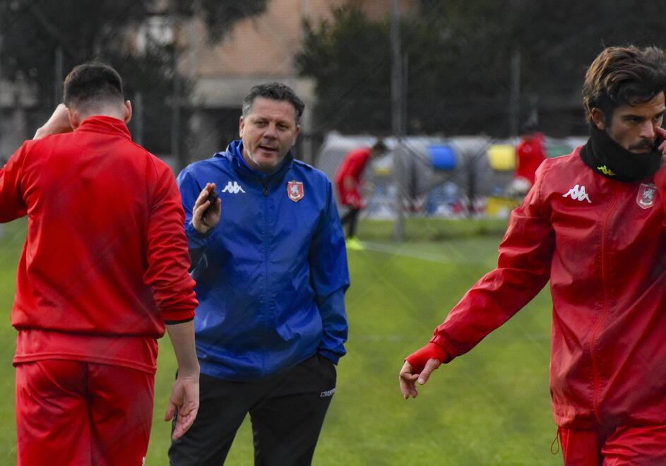 L’allenamento ieri pomeriggio al Palazzoli guidato da Gianni Di Meglio (foto Agenzia Bf)