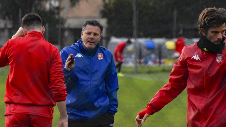 L’allenamento ieri pomeriggio al Palazzoli guidato da Gianni Di Meglio (foto Agenzia Bf)