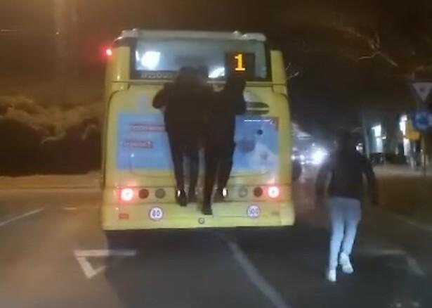 Modena, tre giovani si aggrappano al bus in corsa: Seta informa la Polizia<br>
