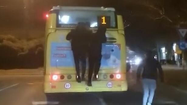 Modena, tre giovani si aggrappano al bus in corsa: Seta informa la Polizia<br type="_moz" />
