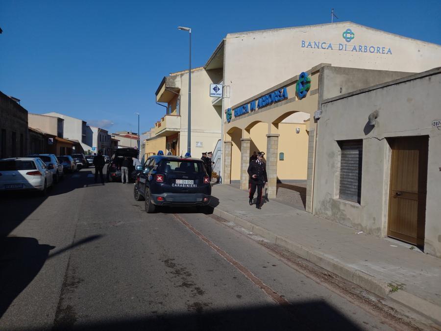 
	I carabinieri davanti alla banca dopo la rapina


