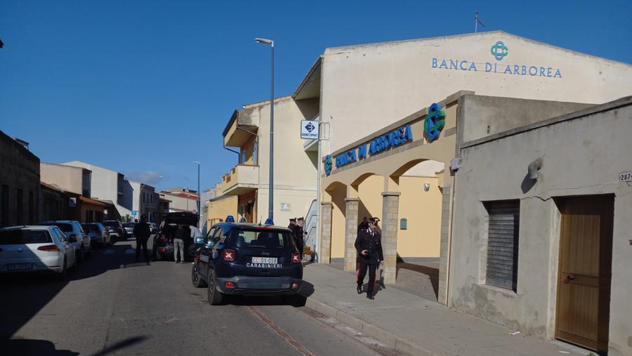 
	I carabinieri davanti alla banca dopo la rapina

