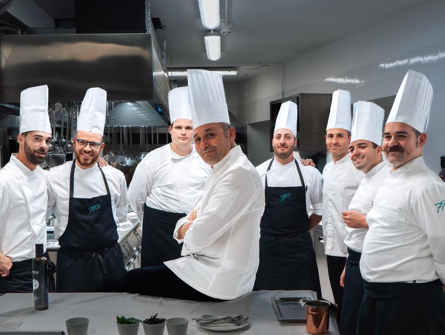 Baia Sardinia, a scuola di chef per un mese: corso gratuito per 8 ragazzi