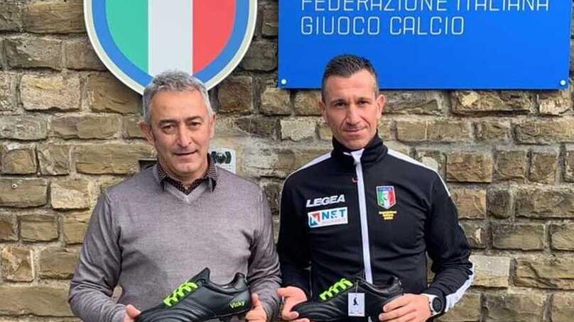 A destra Marco Moriani insieme a Marco Doveri (che domenica sarà il quarto uomo in Inter-Juve) con le scarpe Ryal