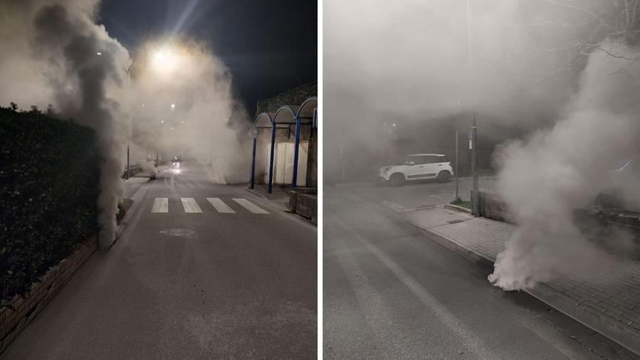 Il fumo che esce dai tombini (Foto Facebook)