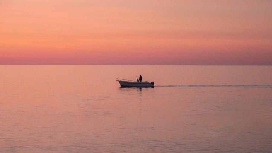 Livorno e quella barca sospesa nel tramonto: grazie a Niccolò Manetti