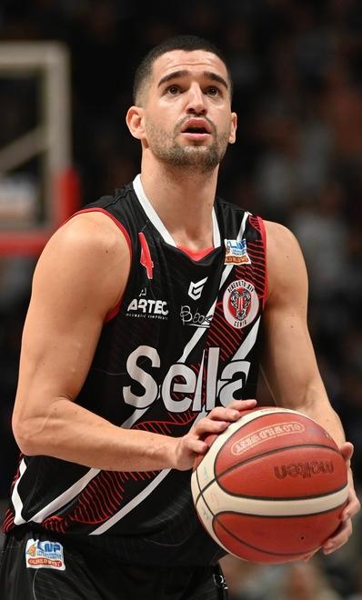 Cento, «per la Sella arriva una battaglia». Coach Mecacci dribbla le difficoltà