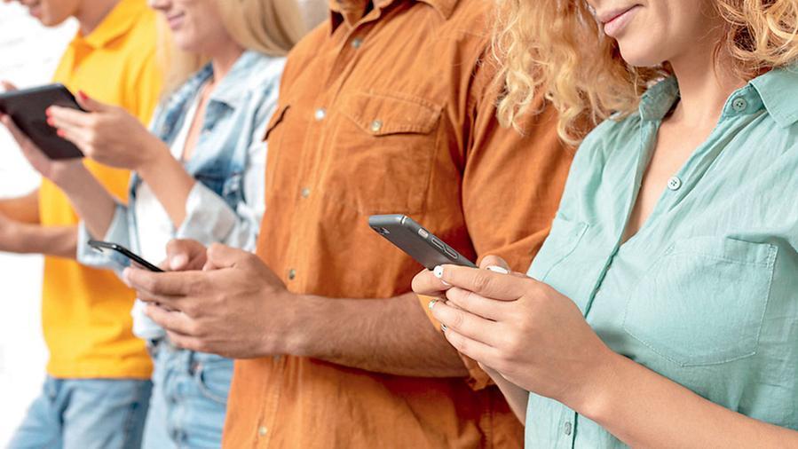 Social e adolescenti, i consigli della psicologa: «Non lasciateli troppo soli davanti ai dispositivi, ma niente demonizzazioni»