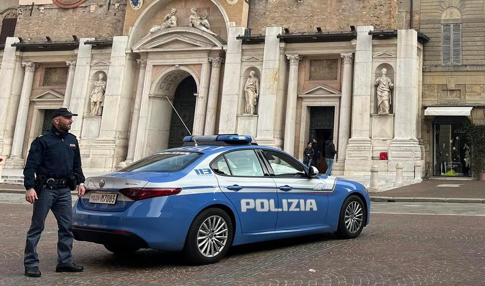 Reggio Emilia, si denuda davanti al Duomo