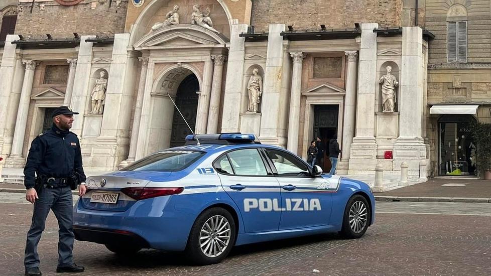 Reggio Emilia, si denuda davanti al Duomo