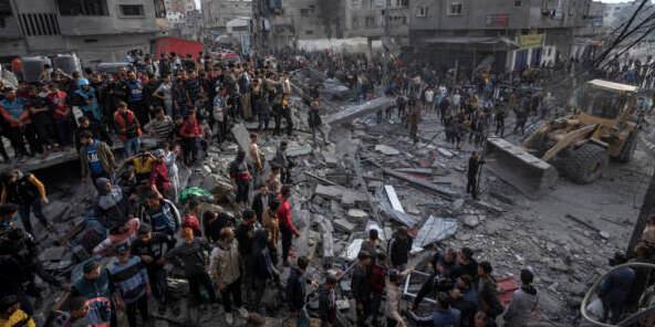 Il municipio di Reggio s’illumina «Subito il cessate il fuoco a Gaza»