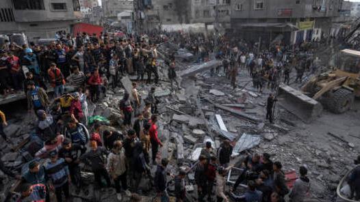 Il municipio di Reggio s’illumina «Subito il cessate il fuoco a Gaza»