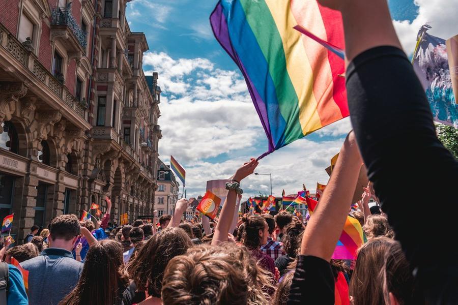 Il cardinale e i parroci toscani aprono alla comunità Lgbt+. Ma i sacerdoti conservatori tuonano: «È una deriva»