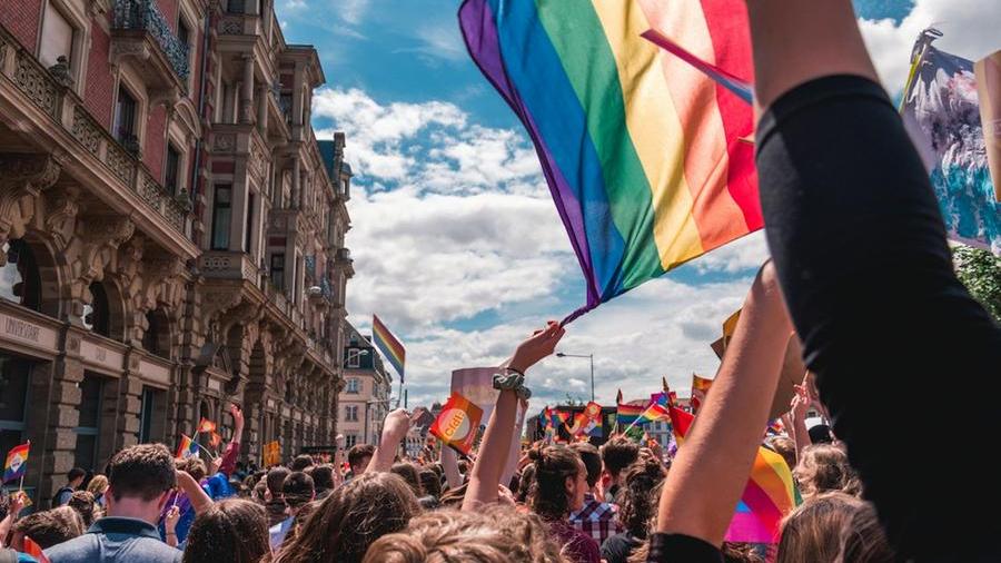 Il cardinale e i parroci toscani aprono alla comunità Lgbt+. Ma i sacerdoti conservatori tuonano: «È una deriva»