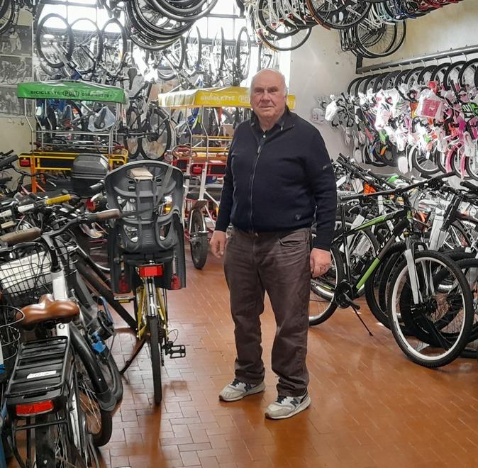 90 anni a due ruote e sui pedali, il mitico Cicli Poli di Lucca festeggia il compleanno. In bottega con Coppi e Bartali