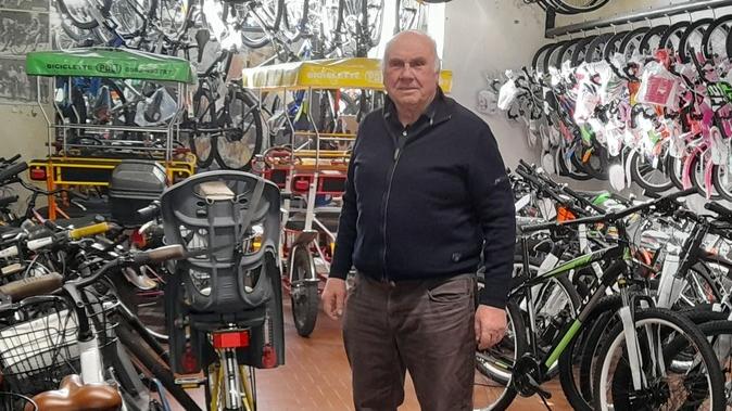 90 anni a due ruote e sui pedali, il mitico Cicli Poli di Lucca festeggia il compleanno. In bottega con Coppi e Bartali